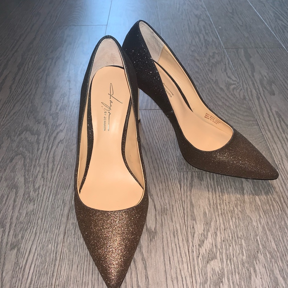 Beautiful shiny shoes two color in size 7